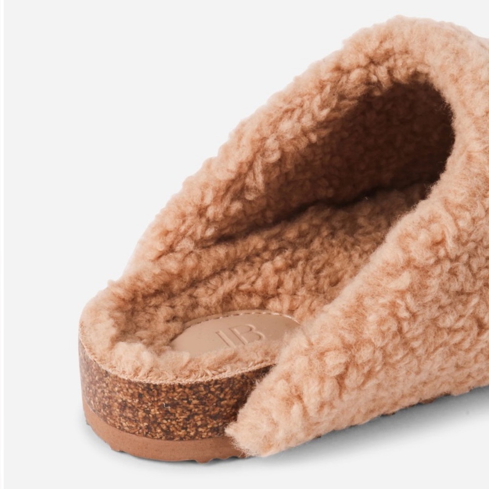 INTENTIONALLY BLANK Apres Slipper. NEW IN ORIGINAL
PACKAGING. Size 6. - Picture 5 of 9